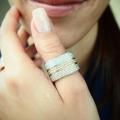 Что означает кольцо на большом пальце у женщины, и для чего его так носят?